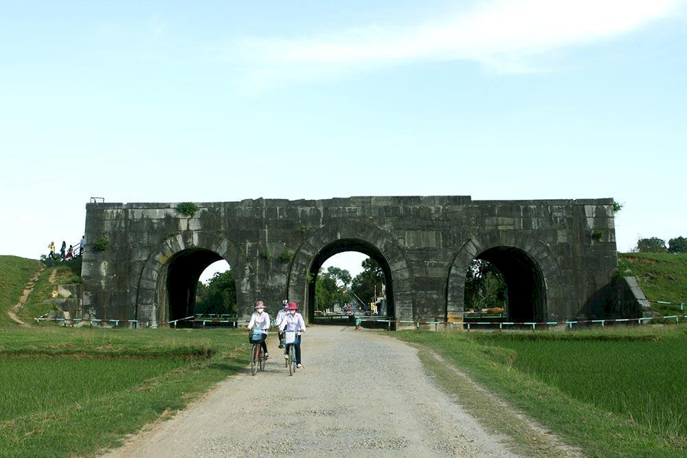 Cổng thành phía nam với 3 cửa uy nghi, vững chắc